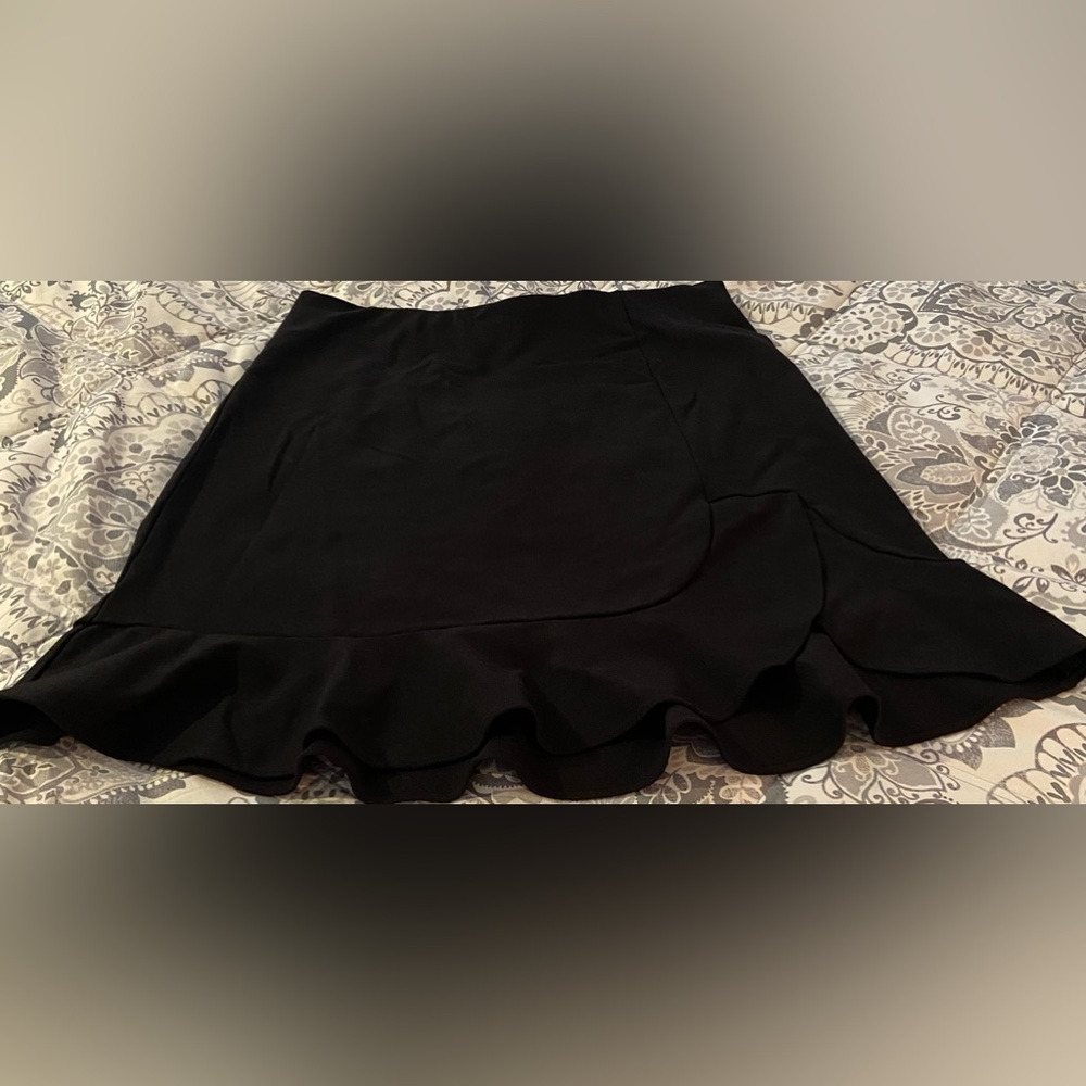 LOFT BLACK RUFFLE PONTE SKIRT SIZE SMALL - Picture 2 of 8